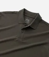 Remera polo de manga corta color verde militar, confeccionada en algodón peruano con cuello convencional y cierre de botones.