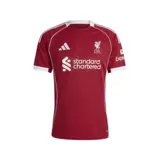 Camiseta de fútbol Adidas del Liverpool FC, modelo Home 25/26. Diseño rojo con detalles blancos en cuello, mangas y hombros. Incluye logo de Adidas, escudo del club y sponsor Standard Chartered en el frente.