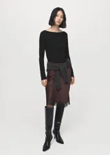 Remera negra de manga larga con cuello barco, confeccionada en tejido elástico y entallado.