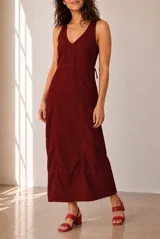 Vestido largo de lino azul marino, sin mangas, con escote en V y corte en la cintura. Presenta costuras pespunteadas a la vista y falda amplia con vuelo.