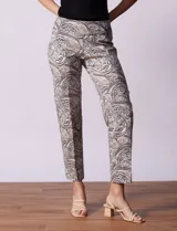 Pantalón de gabardina elastizada con estampado floral multicolor, pretina ancha elastizada y corte recto.