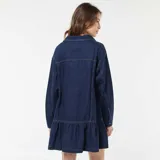 Vestido corto de denim azul oscuro con cuello solapa, escote en V con solapa superpuesta, mangas largas y volados fruncidos en el borde inferior.