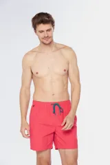 Short de baño liso color verde esmeralda, con cintura elástica y cordón ajustable.