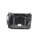 Bandolera de cuero negro con acabado brillante. Presenta dos bolsillos frontales con cierre metálico, herrajes plateados y placa metálica con logo en el centro. Incluye correa ajustable.