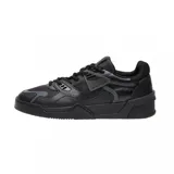 Championes Lacoste modelo Court LT, de diseño urbano en color negro. Presentan una estructura robusta con paneles de cuero y material sintético, cierre de cordones, suela de goma resistente y el icónico logo del cocodrilo en el lateral.