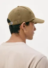 Gorro de gabardina color ladrillo, con visera curva y correa ajustable en la parte trasera.