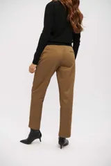 Pantalón de vestir color verde oliva, de corte recto y tiro alto, con pliegues frontales y cinturón negro.