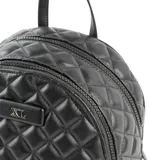 Mochila negra de cuero sintético acolchado con diseño de rombos. Tiene acceso con cierre, herrajes plateados, dos compartimentos, un bolsillo interno con cierre y dos bolsillos internos abiertos. La correa es regulable y el interior está forrado en tela de algodón y poliéster.