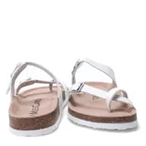 Sandalias tipo Birkenstock color blanco, con dos tiras ajustables con hebillas metálicas y suela de corcho con base de goma blanca.