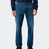 Pantalón de jean Wrangler en color azul clásico, con corte recto y diseño de cinco bolsillos.
