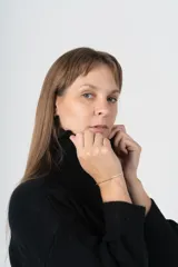 Sweater gris de tejido de punto, con cuello alto y mangas largas.