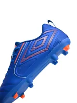 Championes de fútbol Umbro modelo Vision HG, color azul con detalles en naranja. Diseño con cordones y suela con tapones para césped.