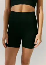 Short deportivo negro de tejido de morley con cintura ancha y logo a contratono en la cintura trasera.