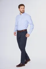 Pantalón de gabardina de corte recto y cinco bolsillos, con diseño liso y trabillas para cinturón.