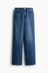 Pantalón jean de denim azul, tiro alto, con diseño wide leg de cinco bolsillos y cierre frontal con botón y cremallera.