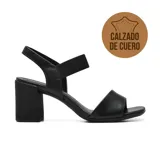 Sandalia de cuero negro con taco alto ancho, tira delantera ancha y tira elástica trasera para mayor sujeción.