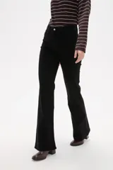 Pantalon de jean negro de tiro alto, con corte flare y bolsillos laterales.