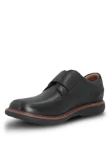 Zapatos de cuero negro Hush Puppies modelo Iowa, con cierre de tira de velcro en el empeine, costuras visibles en la suela y suela de goma EVA.