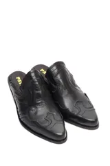 Zueco de cuero negro con diseño de estilo western, con costuras decorativas en el empeine, punta redondeada y taco cuadrado bajo.