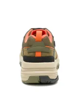 Sneaker Cat modelo Grapple, color verde oliva con detalles en naranja y suela beige. Confeccionado en una combinación de cuero y materiales sintéticos, con forro textil transpirable y suela de goma resistente para mayor tracción.
