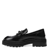 Zapato mocasín negro de cuero sintético con hebilla metálica plateada y suela track.