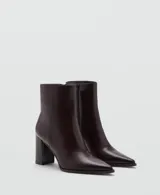 Botines de caña corta color bordó, con efecto de cuero, punta fina y tacón ancho. Cuentan con cierre de cremallera lateral.