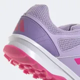 Championes de hockey Adidas Fabela Rise para mujer, color violeta con las tres tiras características en fucsia. Presentan un diseño con exterior de malla transpirable, refuerzos sintéticos para mayor soporte, mediasuela de EVA para amortiguación y suela Traxion con tapones para un agarre óptimo en la cancha.