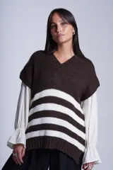 Chaleco de punto con escote en V, diseño a rayas horizontales en color tostado y blanco, con terminaciones en tejido acanalado.