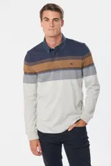 Remera tipo polo de manga larga con diseño de rayas horizontales en tonos azul marino, marrón, gris y blanco. Presenta cuello de tela tipo denim y cierre frontal con botones ocultos.