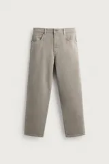 Jeans straight fit de corte recto y tiro medio, confeccionados en denim de algodón con lavado en color gris. Cuenta con cinco bolsillos y cierre frontal con cremallera y botón.