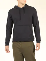 Sweater deportivo con capucha y cordones ajustables, bolsillo canguro frontal. Color verde oliva jaspeado.