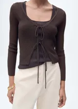 Cardigan marrón de punto de canalé con cuello de pico, cierre de lazos en la parte delantera, diseño entallado y manga larga.