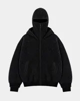 Campera oversize de corderito negro con cierre frontal completo, doble capucha que incluye balaclava integrada y bolsillos ribeteados.