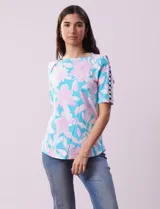Remera de algodón estampado con flores, marca Ruby Rd. Manga corta entrelazada con aberturas.