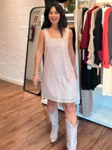 Vestido corto de corte recto y sin mangas, completamente bordado con lentejuelas en color rosa claro. Presenta un escote redondo y diseño minimalista con acabado brillante.