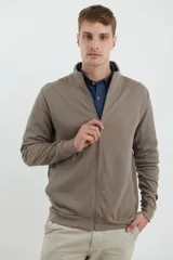 Cardigan de tejido de punto color verde militar, con cierre frontal de metal y cuello redondo. Presenta detalle de tejido plano en la cartera del cierre y en los bolsillos laterales.