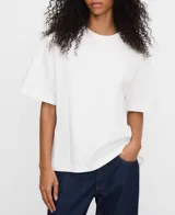 Camiseta relaxed fit blanca de algodón orgánico y reciclado, con cuello redondo en canalé, manga corta con vuelta y hombro caído.
