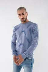 Sweater de tejido de punto en color rosa claro con estampado de pequeñas piñas en tono más oscuro. Presenta escote redondo, mangas largas y puños acanalados.