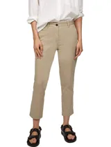 Pantalón chino color beige de corte slim, con cierre de botón y cremallera, cuatro bolsillos y logo de Tommy Hilfiger bordado en el bolsillo trasero.