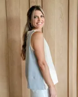 Musculosa de corte holgado con diseño bicolor, presentando el panel frontal en color beige y el panel posterior en color gris melange. Posee cuello redondo y sisas con terminación en rib.