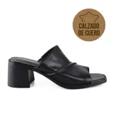 Sandalia de cuero negro Marco Donatti modelo Adeline, con taco ancho, punta cuadrada y diseño destalonado.