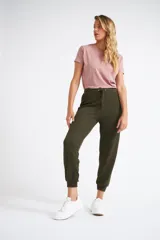 Pantalón tipo jogging de tejido rib color verde militar, con cintura elástica con cordón ajustable y puños en los tobillos.