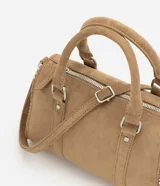 Cartera satchel de gamuza sintética color marrón, con diseño estructurado, doble asa de mano y tachas decorativas en los bordes. Cuenta con cierre superior y herrajes plateados.