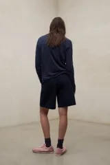 Remera de lino azul marino, de manga larga y cuello redondo, con calce regular.