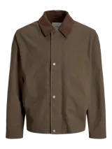 Campera tipo worker de color marrón, con cuello camisero de pana en tono contrastante, cierre frontal con broches a presión y mangas largas.
