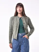 Cárdigan tejido color verde oliva con diseño de trenzas y ochos. Tiene cuello redondo, cierre frontal con botones marrones y mangas largas.