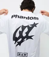 Remera de corte boxy fit confeccionada en microfibra de poliéster, con cuello redondo, manga corta y estampado frontal con la palabra Phantom y logo de Athletic Club.
