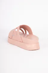 Sandalias negras con plataforma y tiras anchas cruzadas.