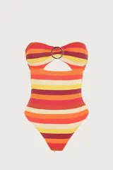 Traje de baño entero tipo bandeau con diseño a rayas horizontales en tonos cálidos. Presenta un detalle de argolla metálica dorada en el centro del busto con una abertura tipo cut-out, y ofrece la opción de usarlo strapless o con tirantes removibles.