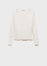 Jersey de punto de canalé fino en color crema, con diseño combinado de escote en pico y aberturas en los hombros. Presenta cierre frontal de botones y mangas largas.